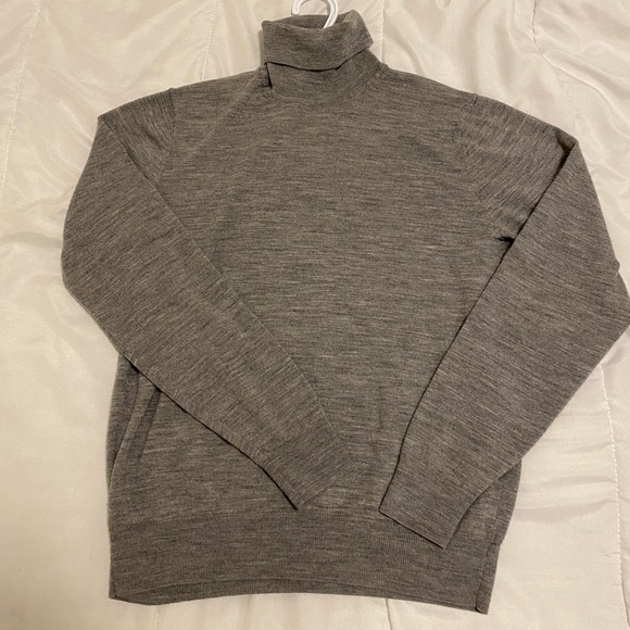Uniqlo Extra Fine Merino Turtleneck Long Sleeve Sweater - Picture 2 of 2